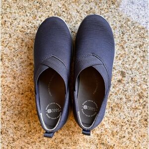 BZees washable slip-ons, Size 6M, Navy Blue.